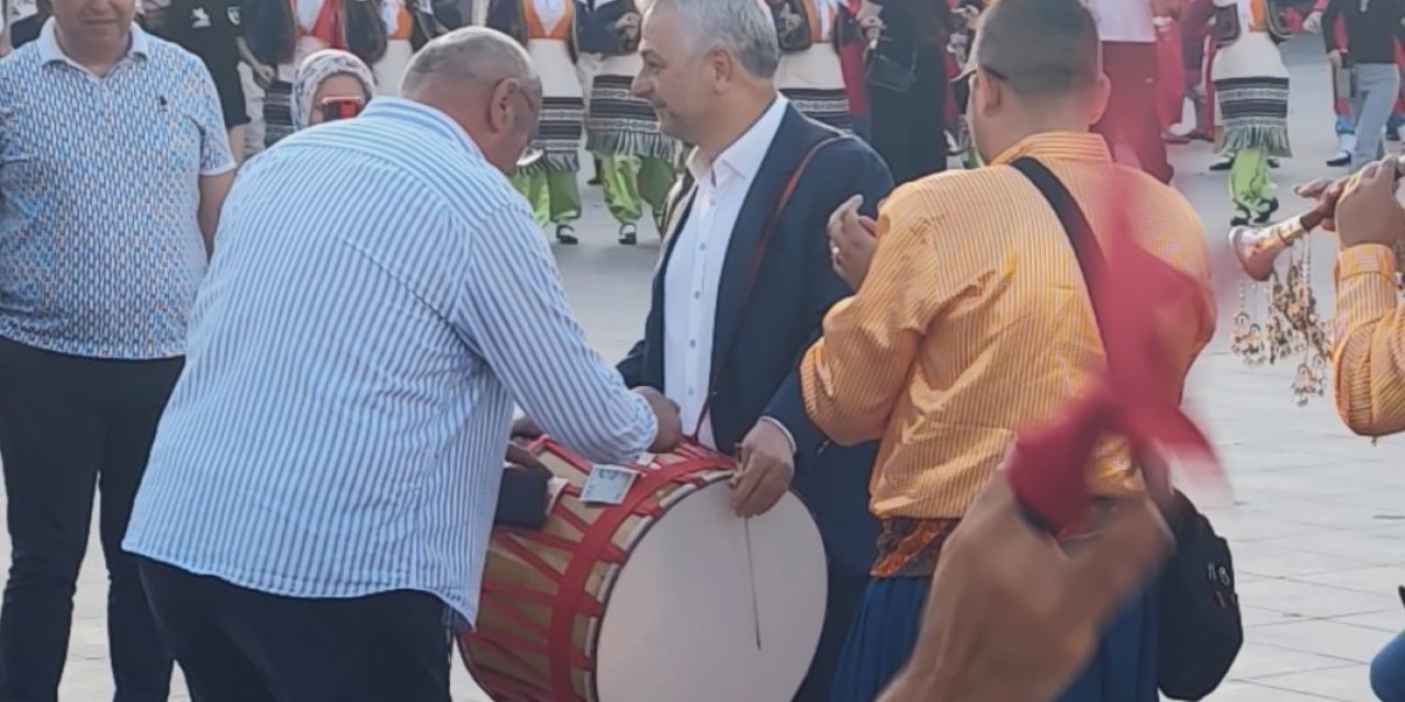 Türkiye Halk Oyunları Federasyonu Başkanı davul çalarak bahşiş topladı