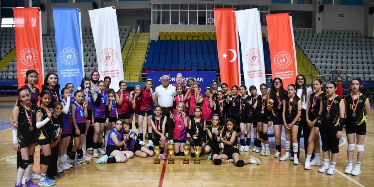 Mini Kızlar Voleybol Müsabakaları sona erdi