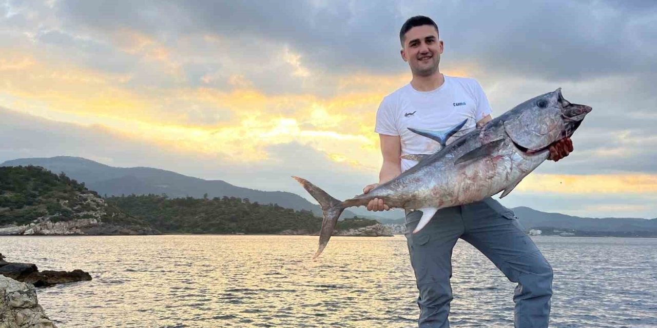 İzmir’de inanılmaz av: Kıyıdan dev orkinos yakaladılar, o anlar kamerada