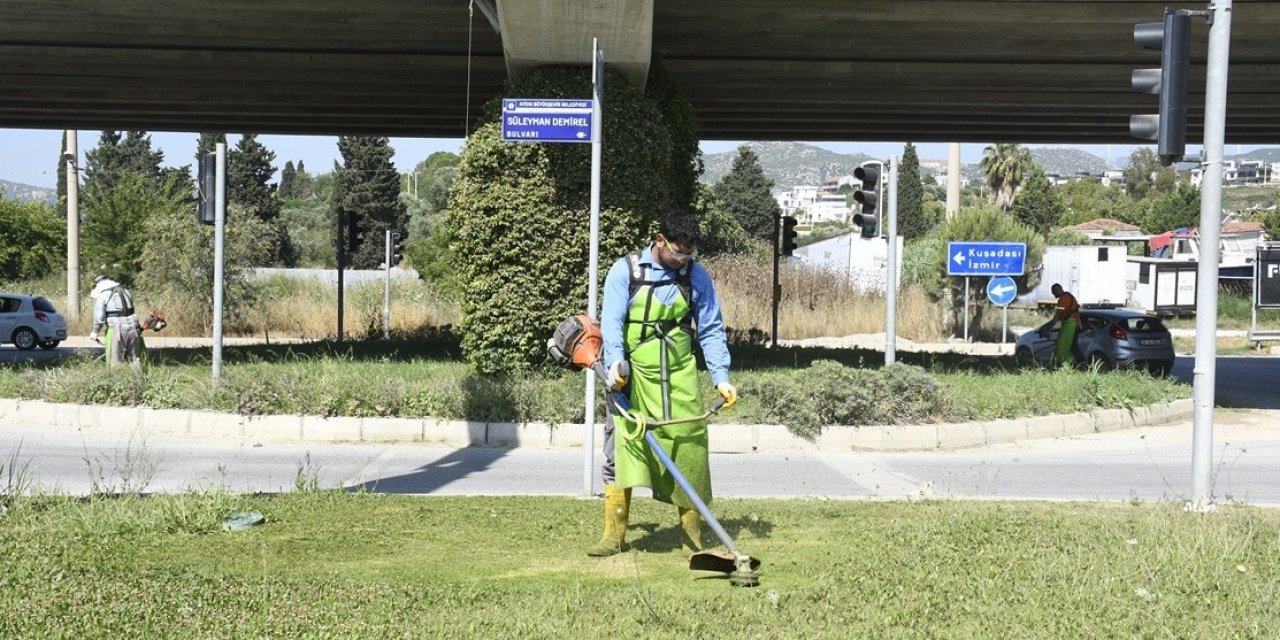 Kuşadası’nda yeşil alanlar bakıma alındı