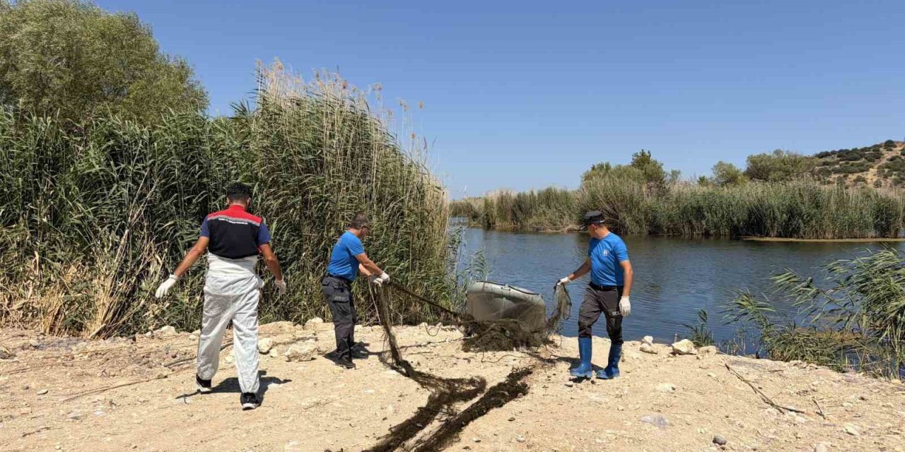 İzmir’de yasa dışı avcılıkla mücadele: 50 metrelik ağ sudan çıkarıldı