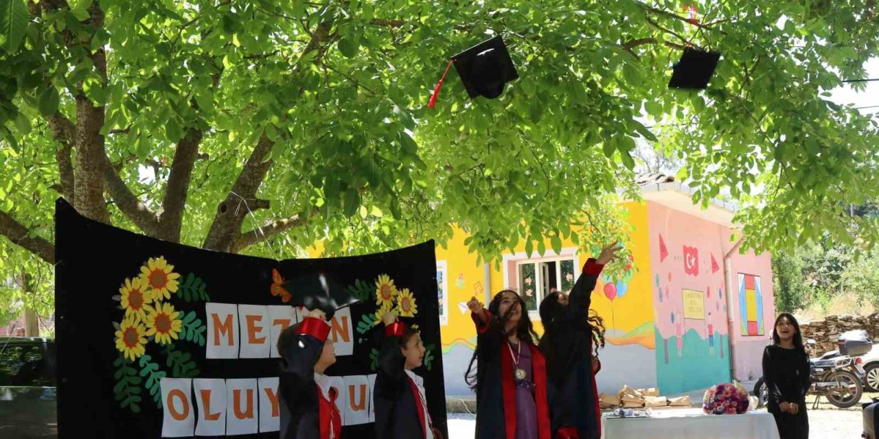Tek öğretmenli okulun öğrencileri mezuniyet sevinci yaşadı