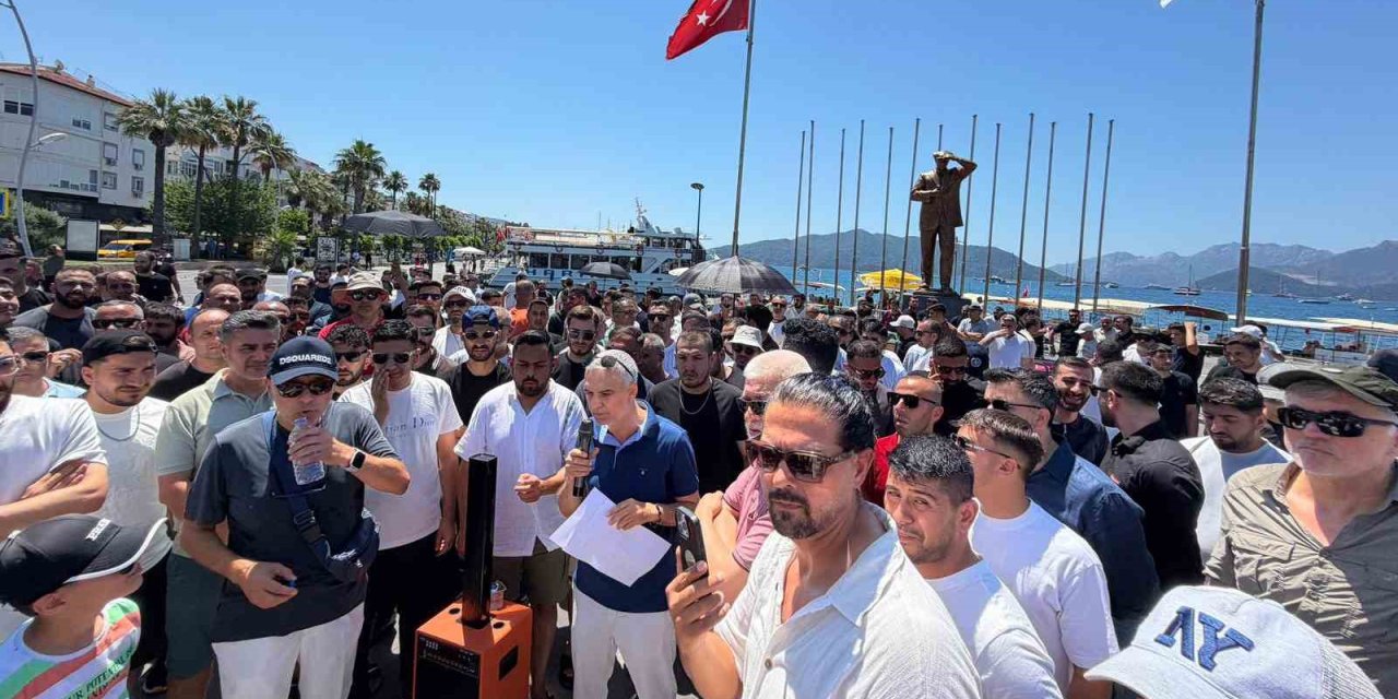 Marmaris’te esnaf, Kapalı Çarşı’nın üzerinin açılmasını protesto etti