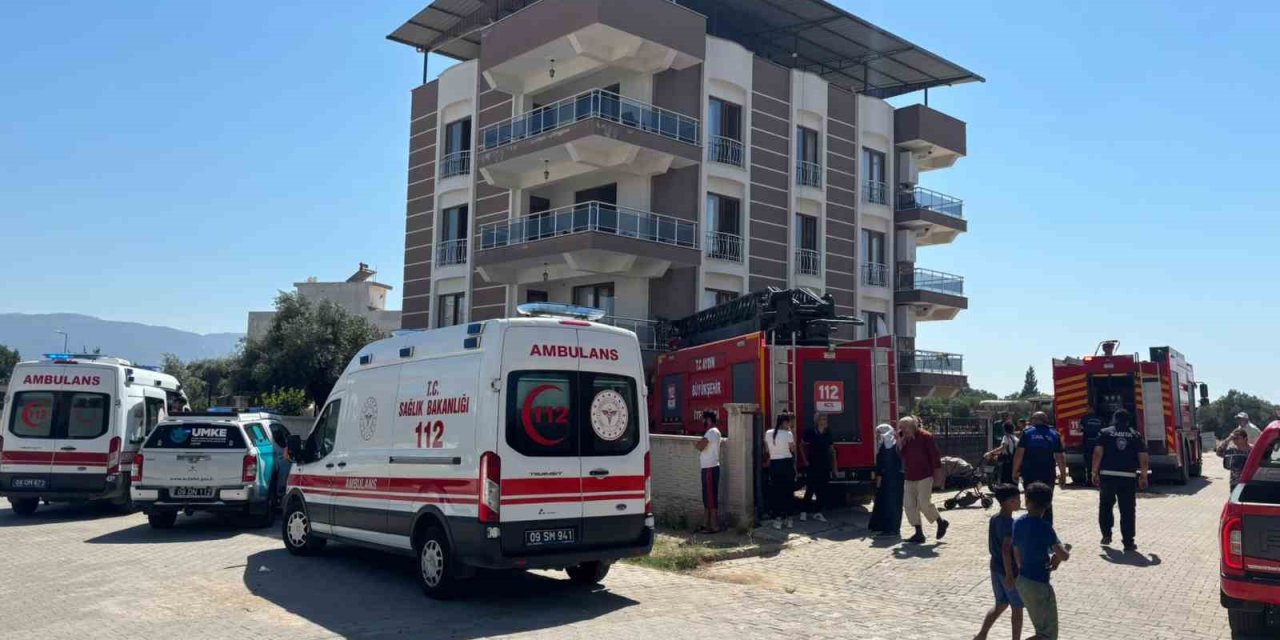 Çatıdaki kartonlar alev aldı, 4 kişi dumandan etkilendi