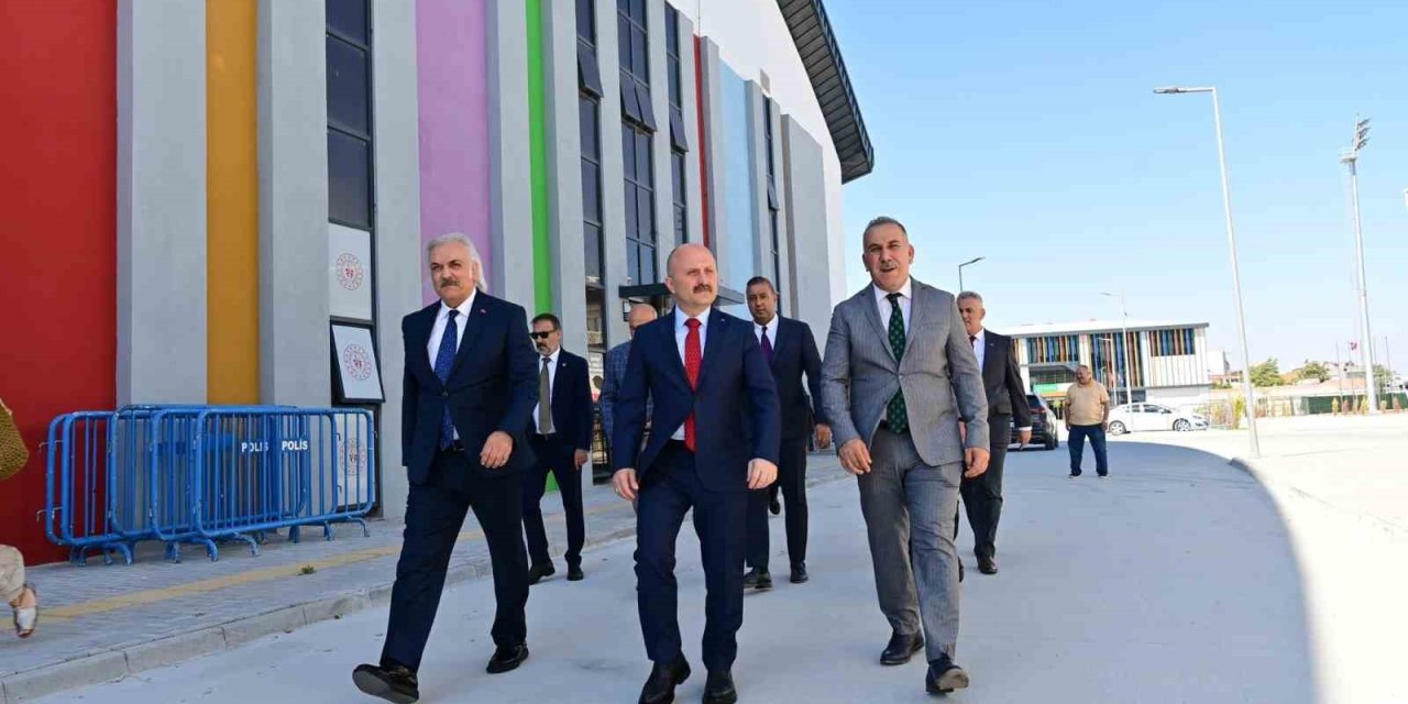 Vali Varol, Söke Gençlik ve Spor Kompleksi’nde incelemelerde bulundu