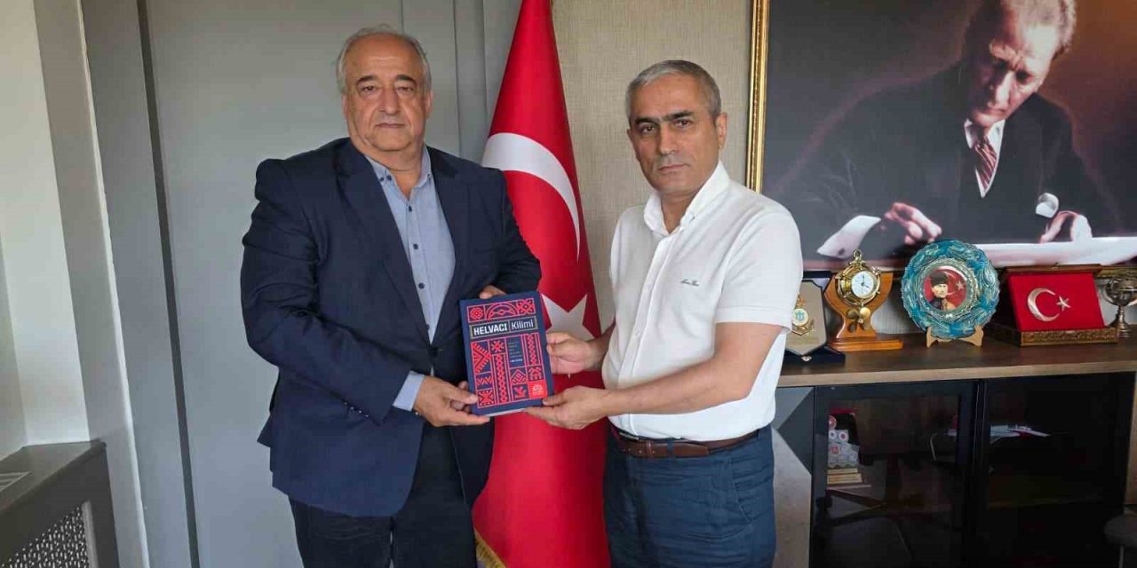 Başkan Öztürk’ten Kaymakam Güney’e "Helvacı Kilimi" kitabı takdimi
