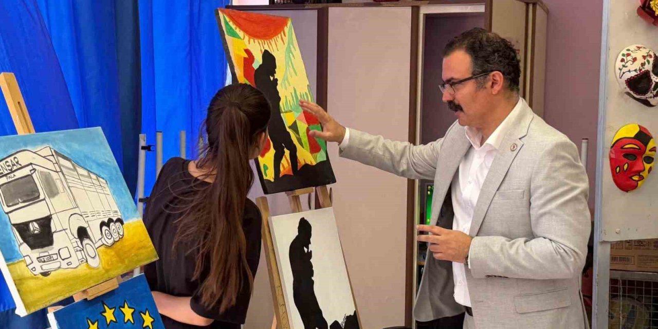 Öğrenciler eserlerini görücüye çıkardı