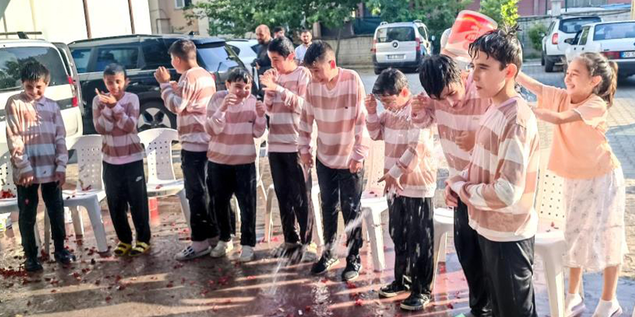 9 genç hafızlık sevincini gül suyu geleneğiyle yaşadı