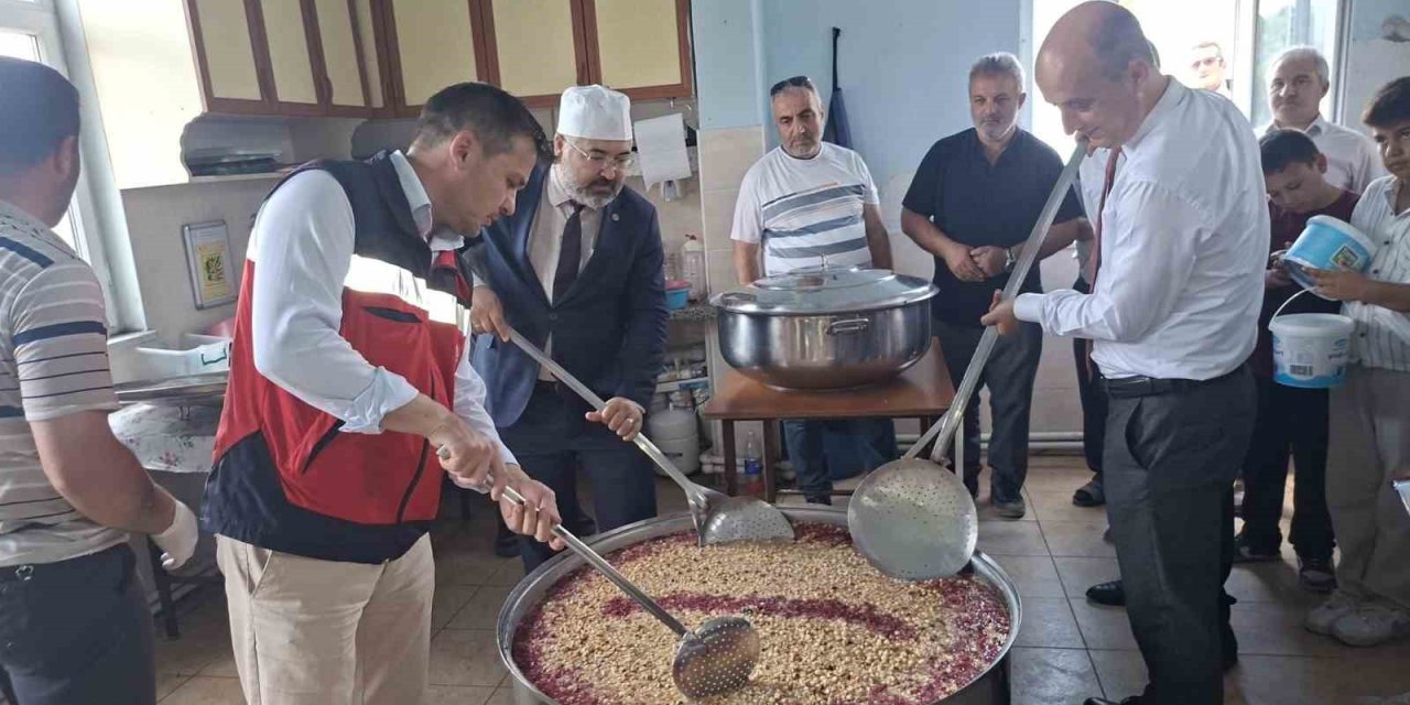 Hisarcık Kutluhallar köyünde aşure geleneği sürdürülüyor