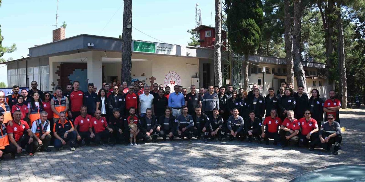 Manisa’da afet kahramanlarına akreditasyon arması takıldı