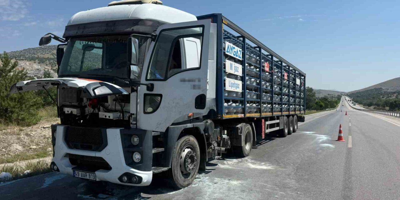 Afyonkarahisar’da Aygaz marka tüp yüklü tırın motorunda yangın