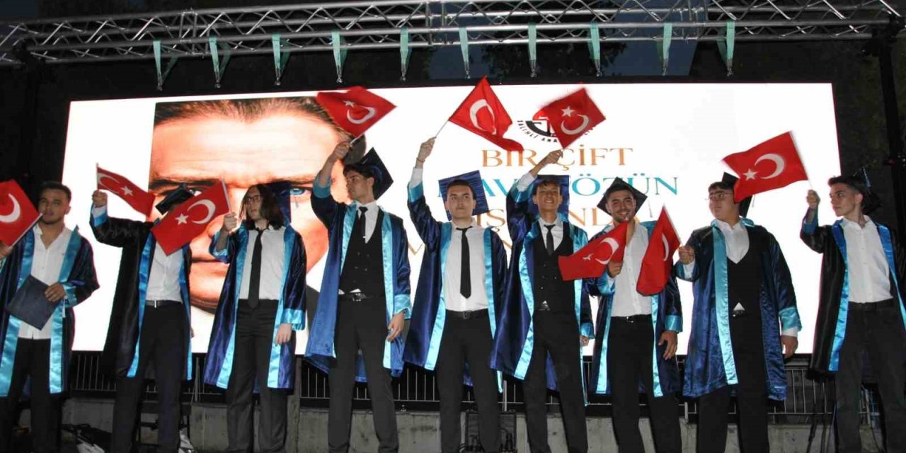 Salihli Anadolu Lisesi’nde mezuniyet coşkusu