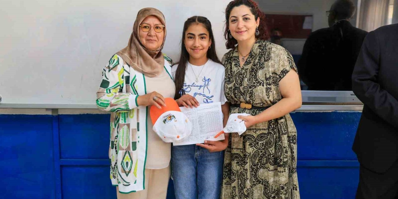 Başkan Arslan öğrencilerin karne heyecanına ortak oldu