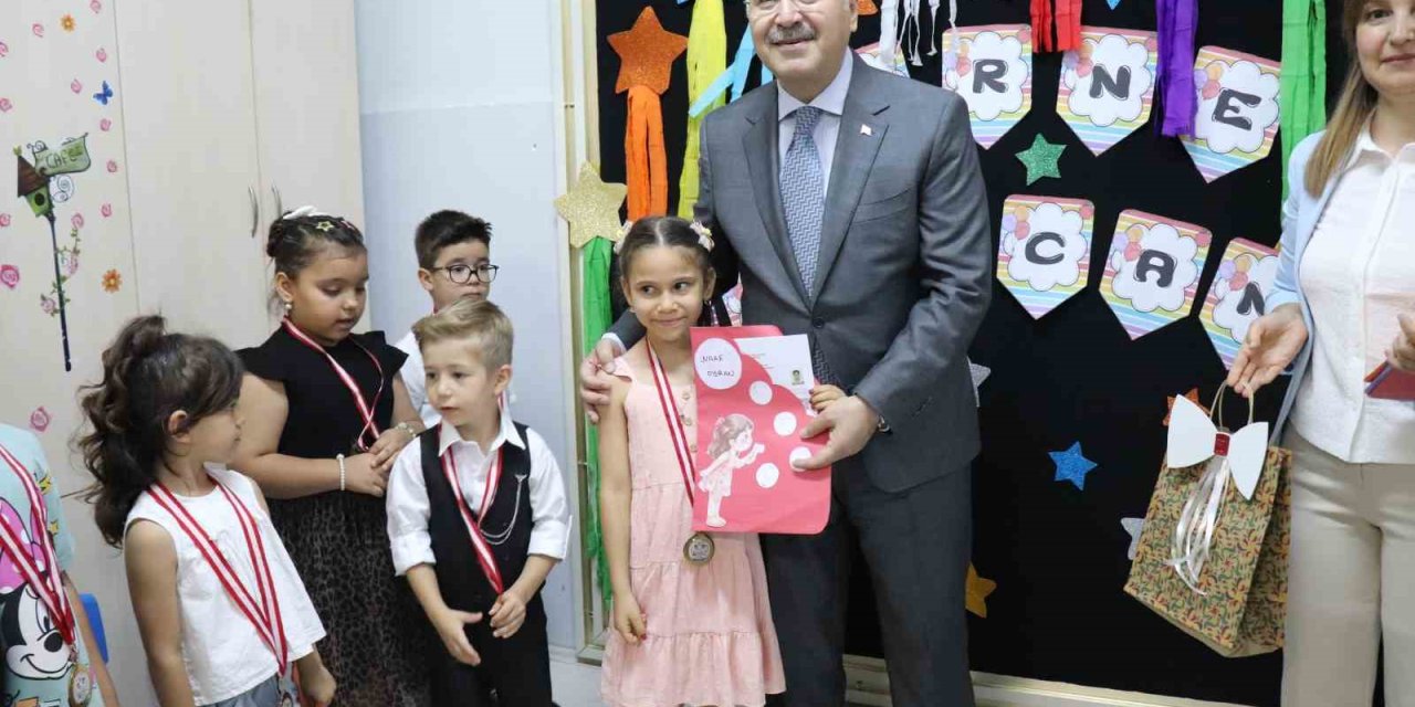 Denizli’de 180 bin öğrenci karne sevinci yaşadı