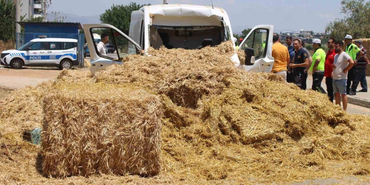 Köprüye takılan saman balyaları kamyonetin üzerine devrildi: 1 yaralı