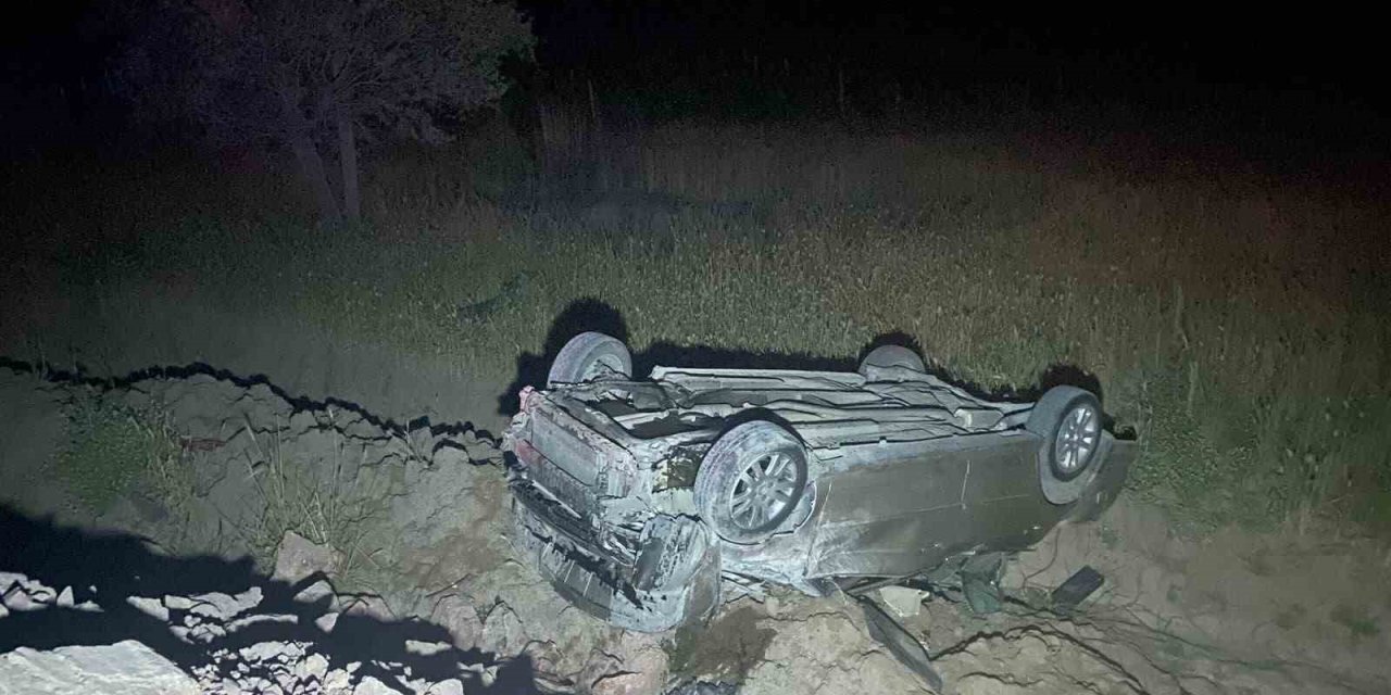 Manisa’da otomobil şarampole uçtu: 2 yaralı