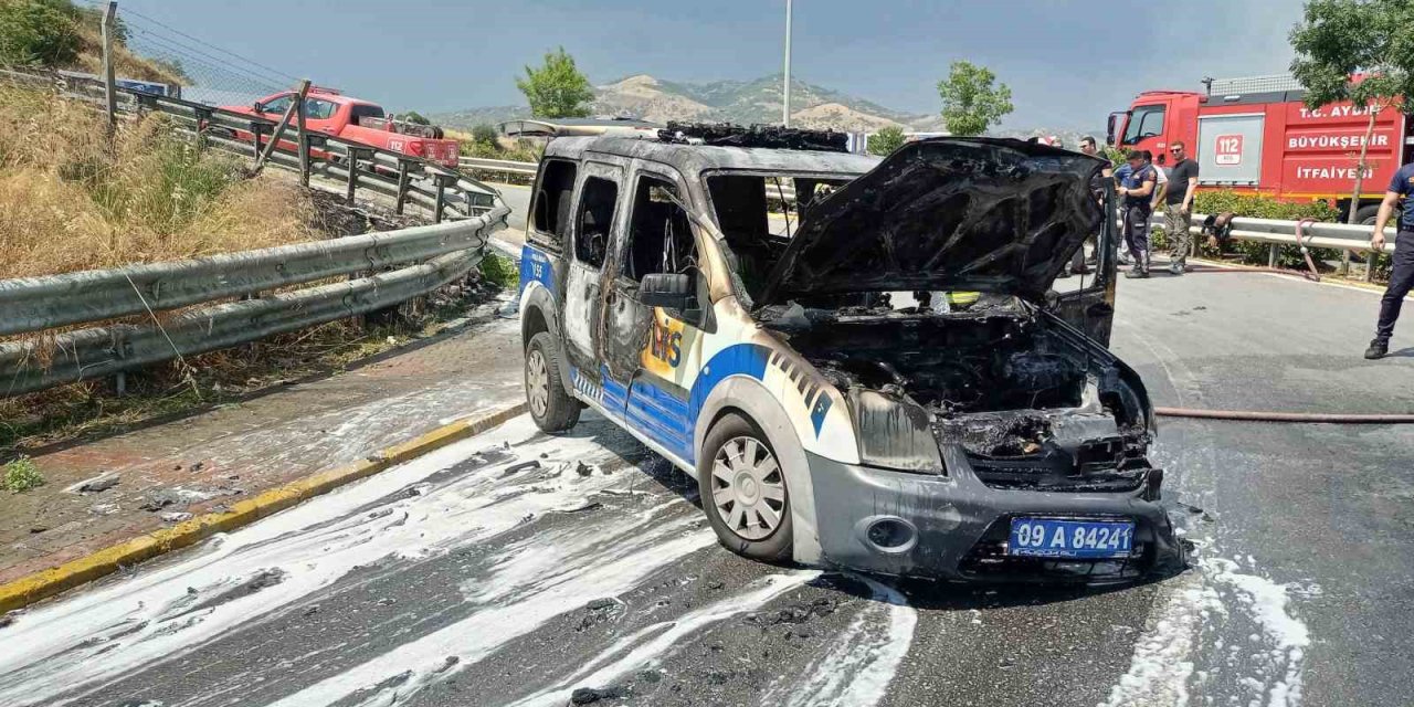 Polis aracı alevlere teslim oldu