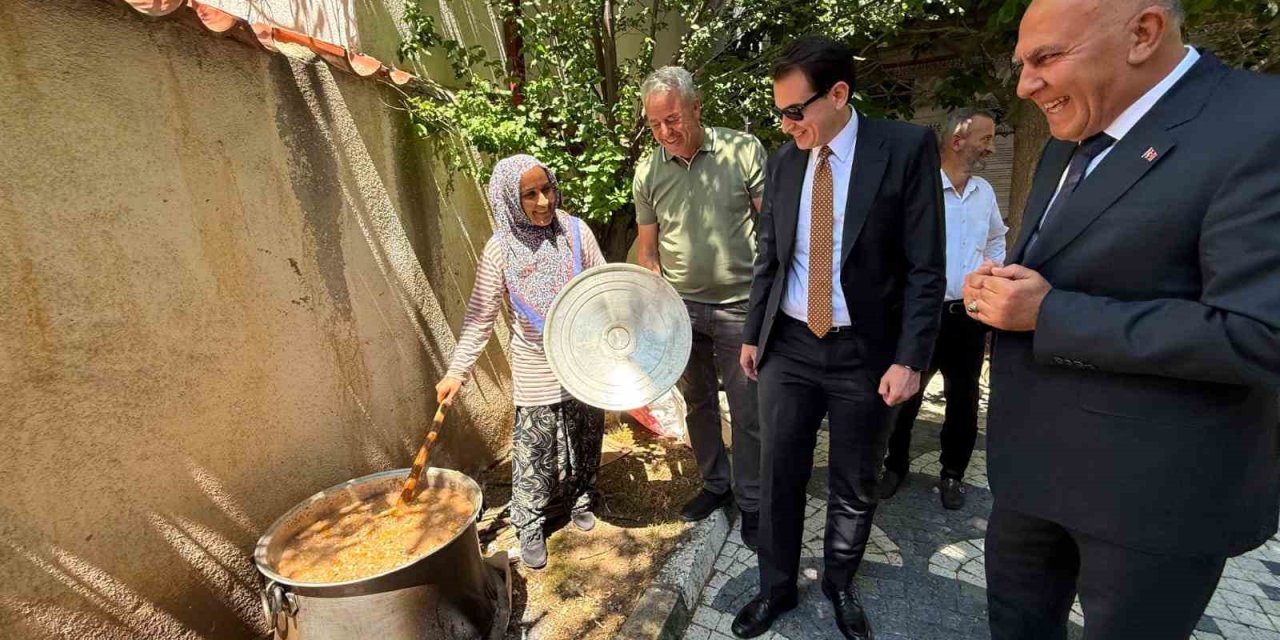 Hisarcık Şehitler Mahallesi’nde gözleme hayrı ve aşure ikramı