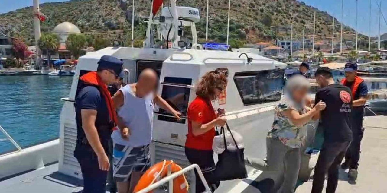 Tekne gezisinde rahatsızlanan vatandaşa tıbbi tahliye