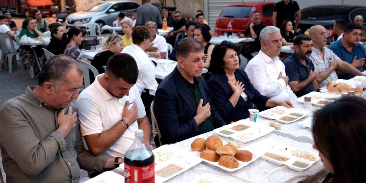 Başkan Tugay, Kınık’ta muharrem lokmasını paylaştı