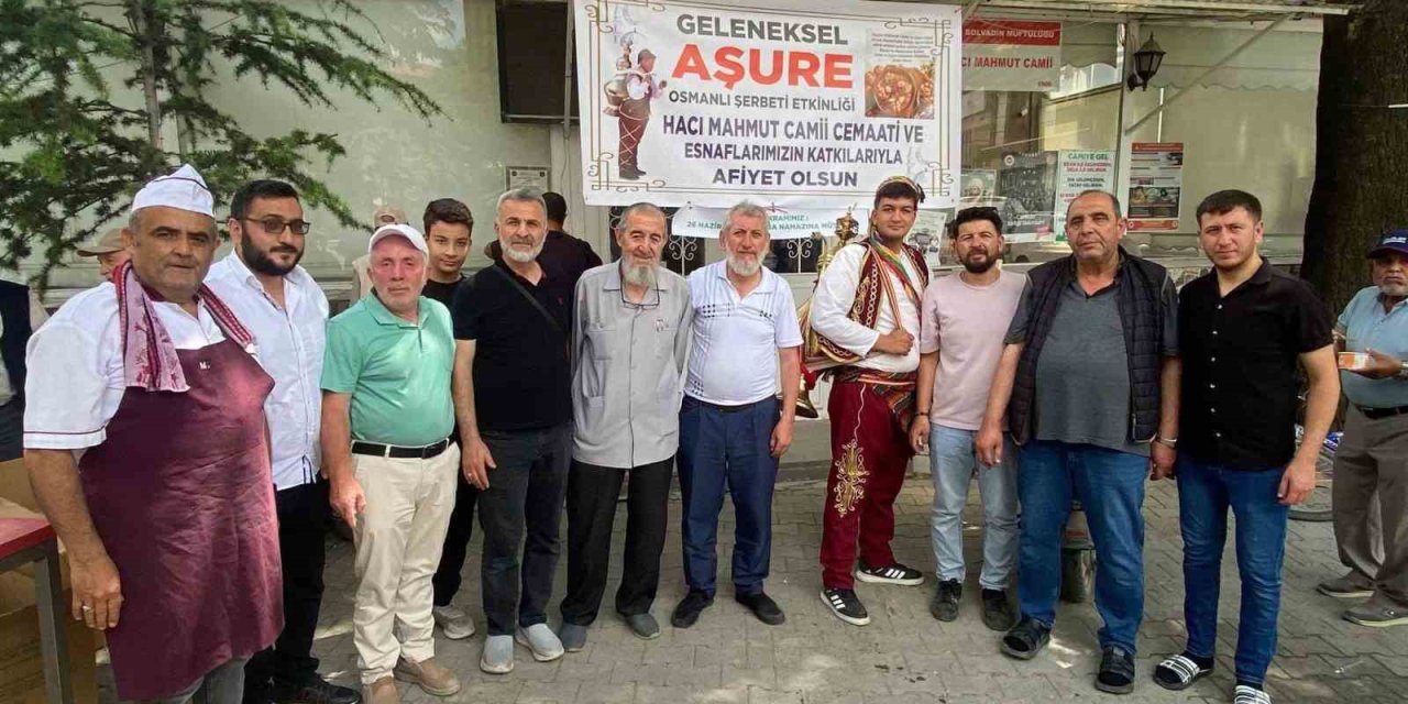 Cemaat ve esnaflar imece usulü ile hazırladığı  2 bin kap aşureyi dağıttı