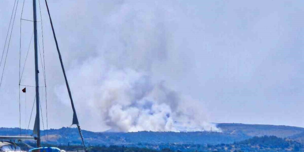 Çeşme’de çöplükte çıkan yangın makilik alana sıçradı