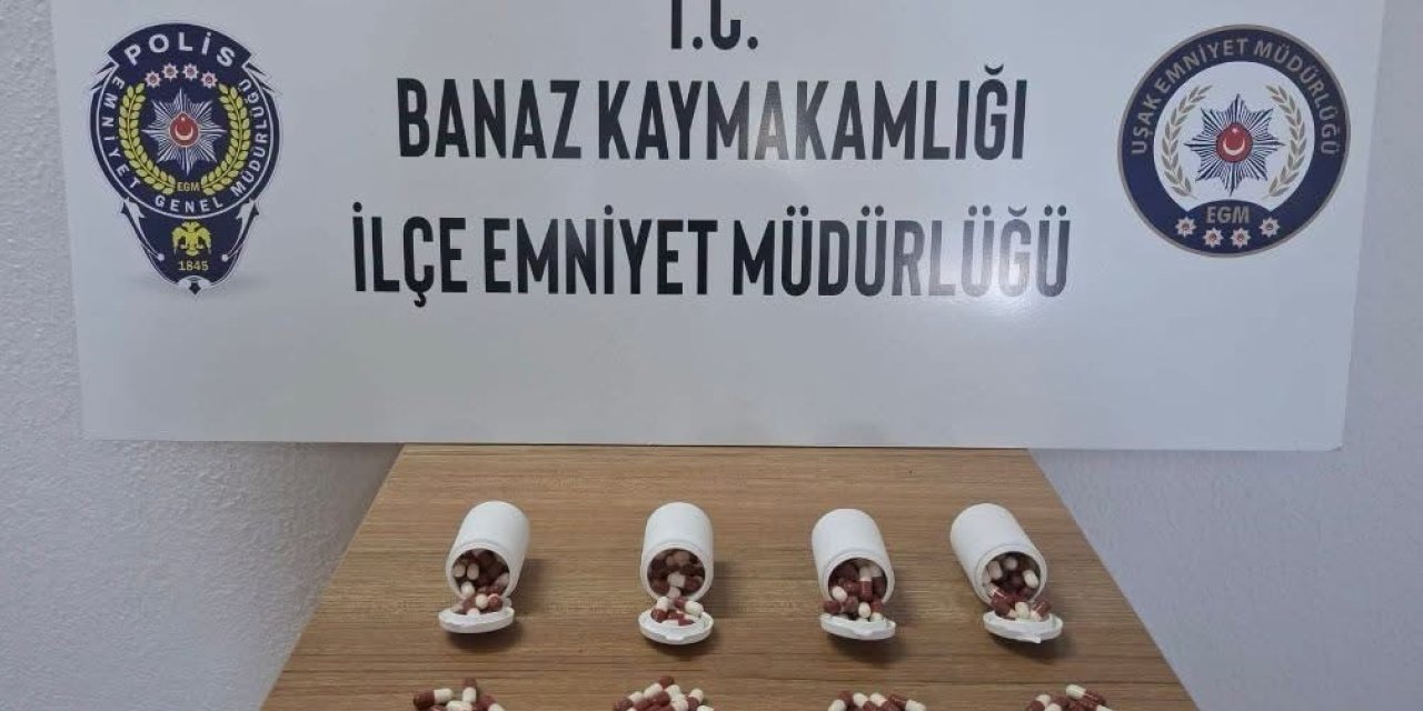 Uşak’ta polisten kaçan araçtan atılan poşette 197 adet sentetik ecza hapı ele geçirildi