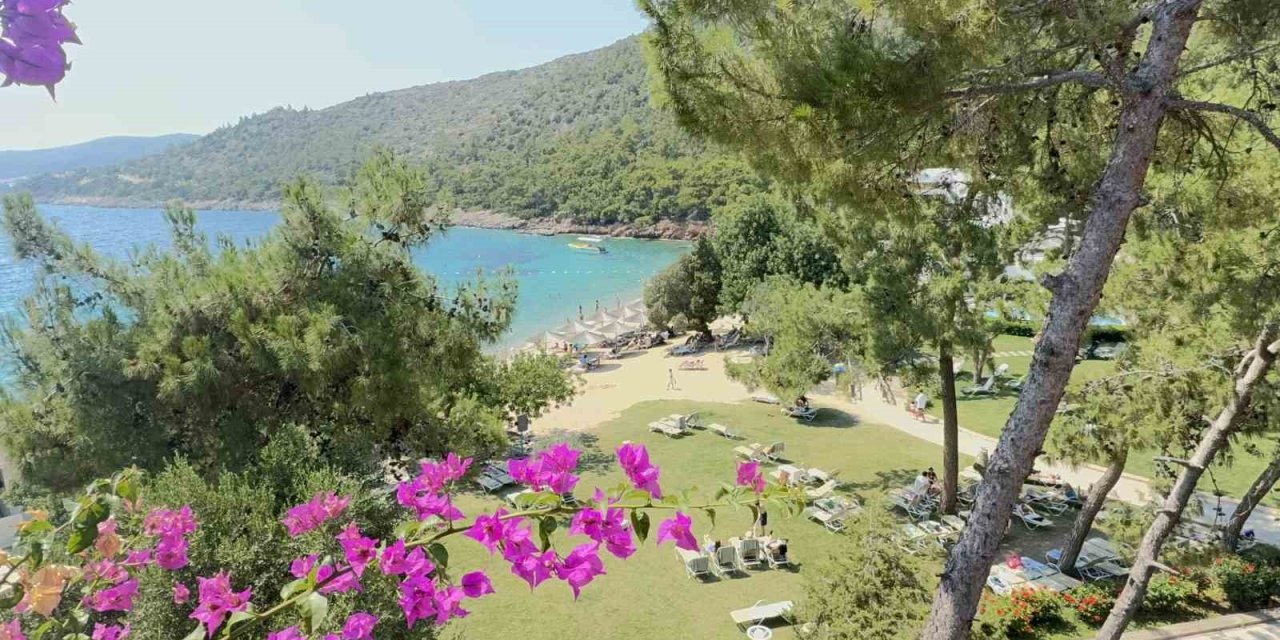 Okullar kapandı, Bodrum sahilleri doldu