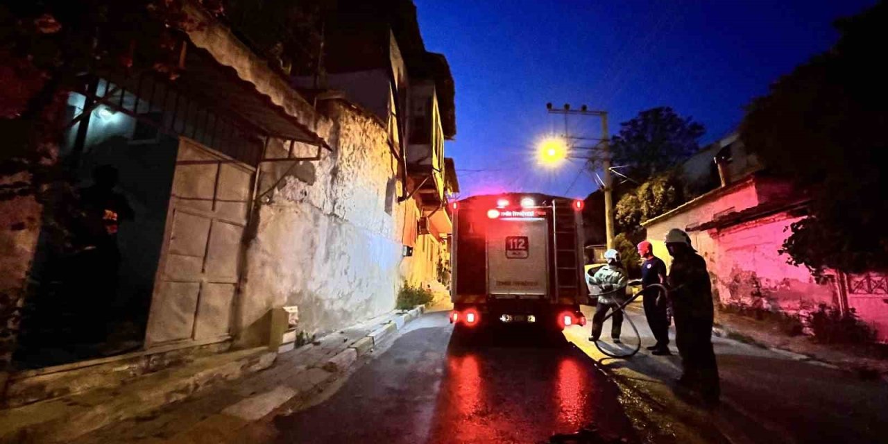 İzmir’de korkutan yangın: Odun ateşinden sıçrayan kıvılcımlar evi yakıyordu