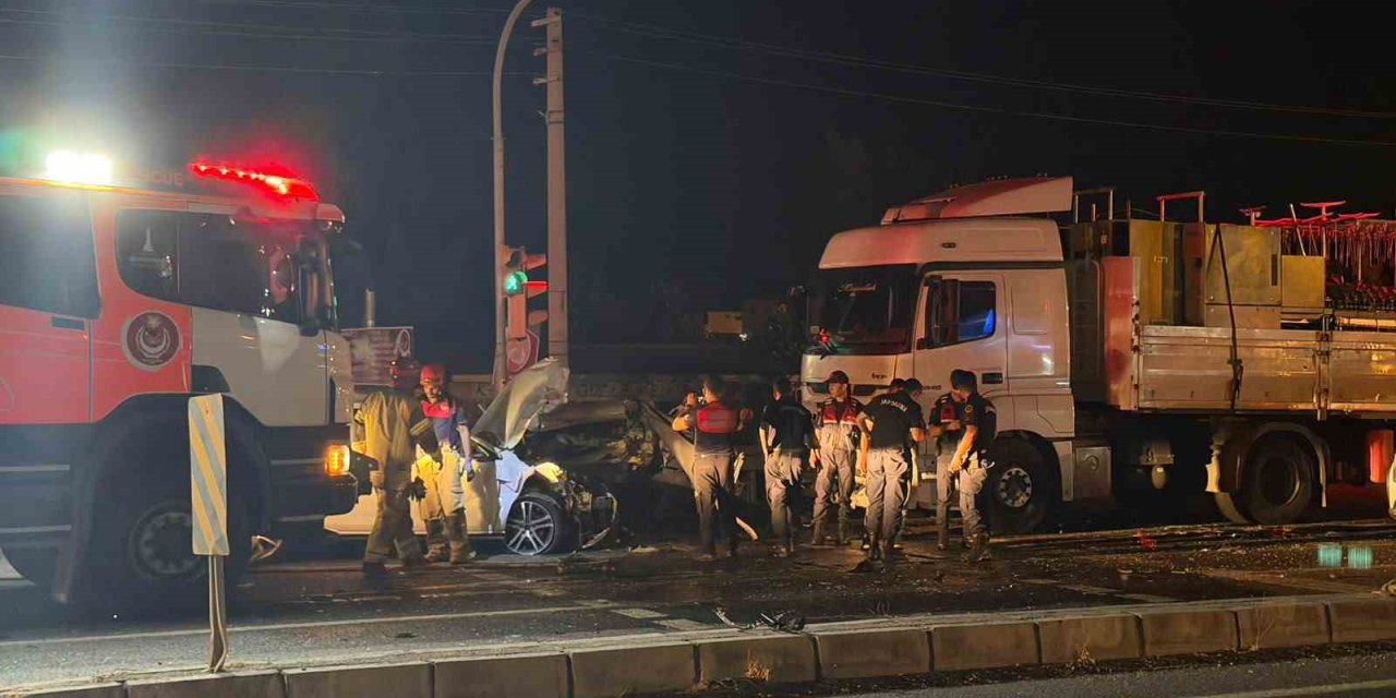 İzmir’de kırmızı ışıkta bekleyen araçlara tır çarptı: 1’i ağır 5 yaralı