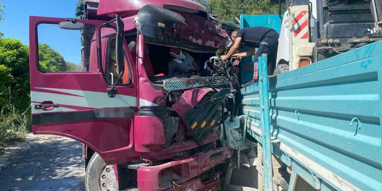 İki kamyon virajda çarpıştı: 1 ölü 2 yaralı