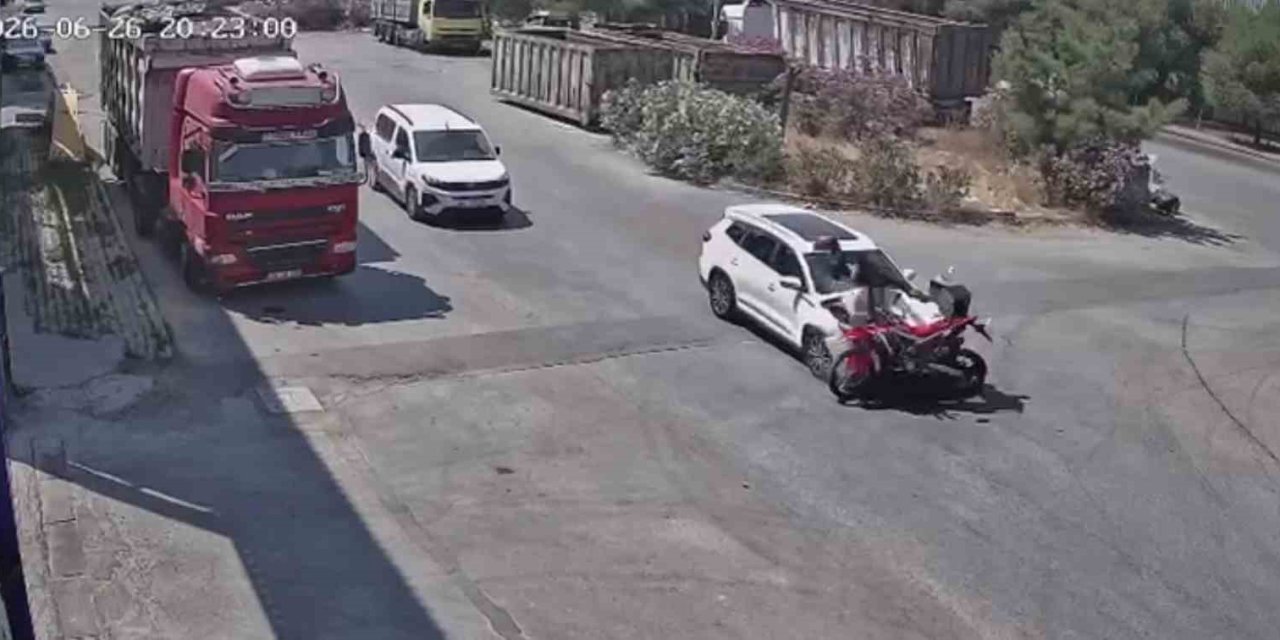 15 yaşındaki çocuğun kullandığı otomobil motosiklete çarptı, sürücü ağır yaralandı