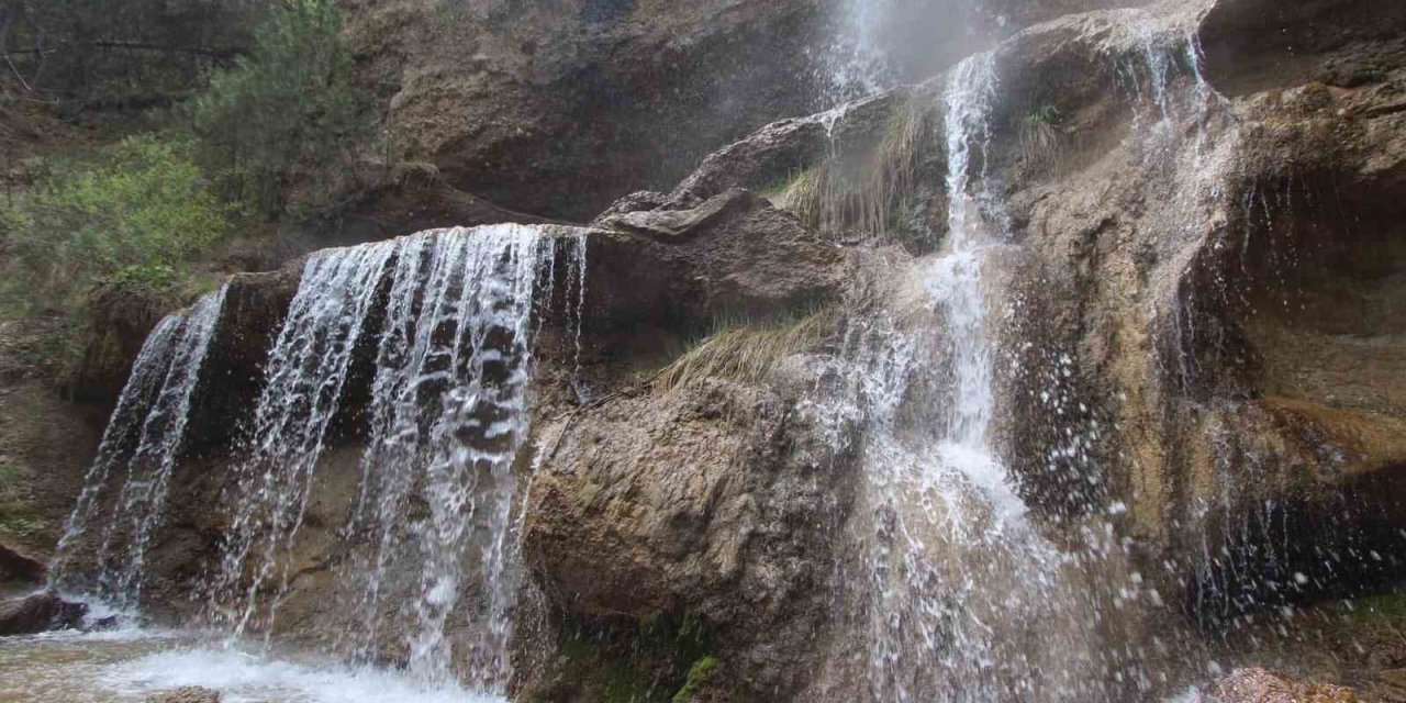 ’Bir Kış, Bir Yaz’: Su Uçtu Şelalesi 4 mevsim mest ediyor