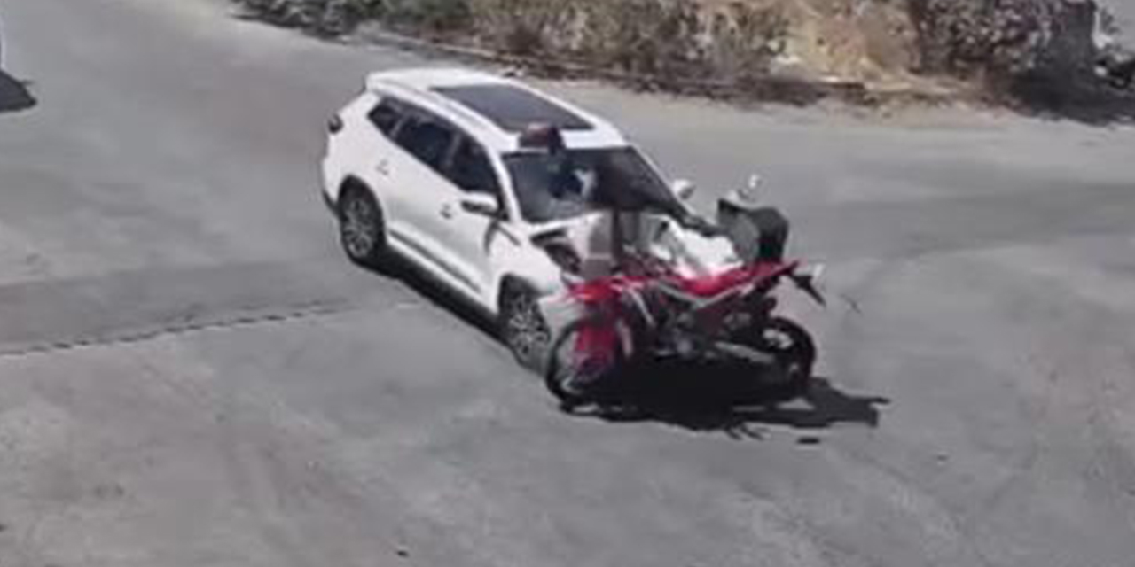 15 yaşındaki sürücünün kullandığı otomobil motosiklete çarptı: 1 ağır yaralı