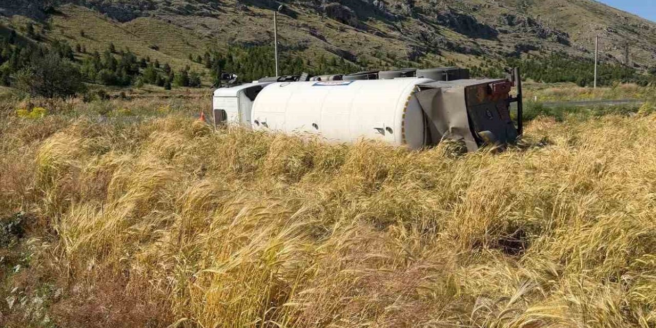 Yol kenarına devrilen tankerin sürücüsü yaralandı