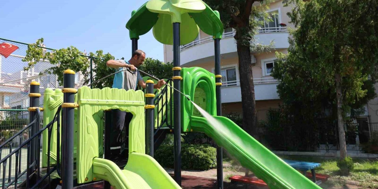 Marmaris’te temizlik çalışmaları sürüyor
