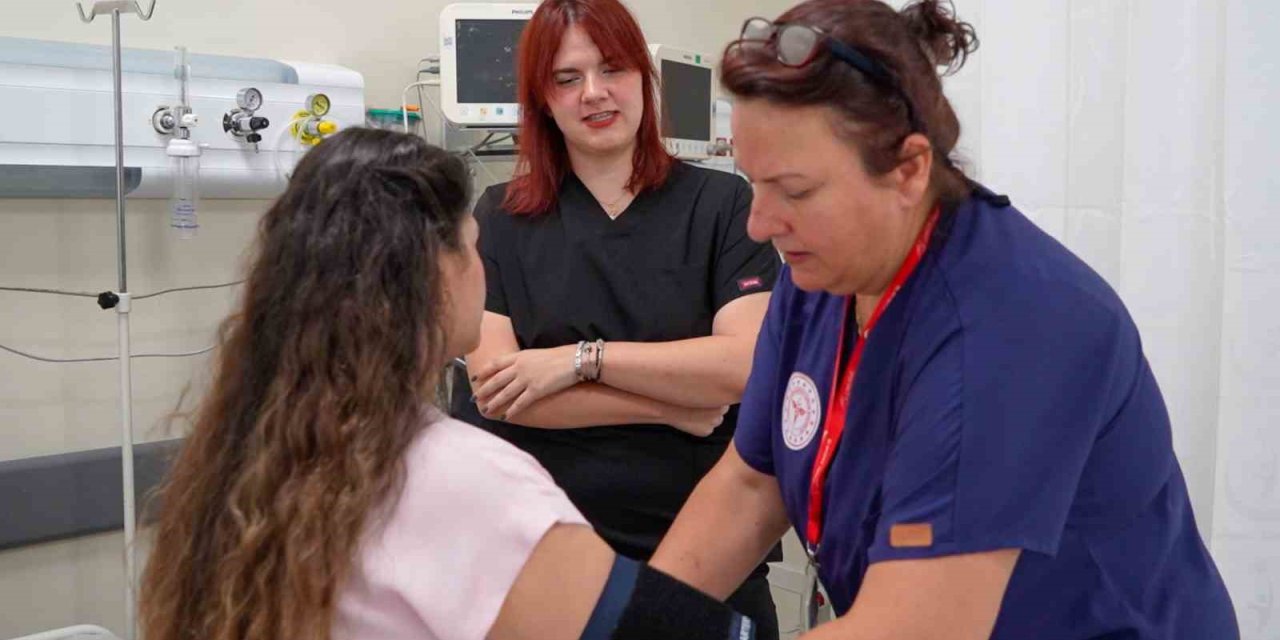 Acil servis hekimi hemşire annesiyle birlikte omuz omuza hayat kurtarıyor