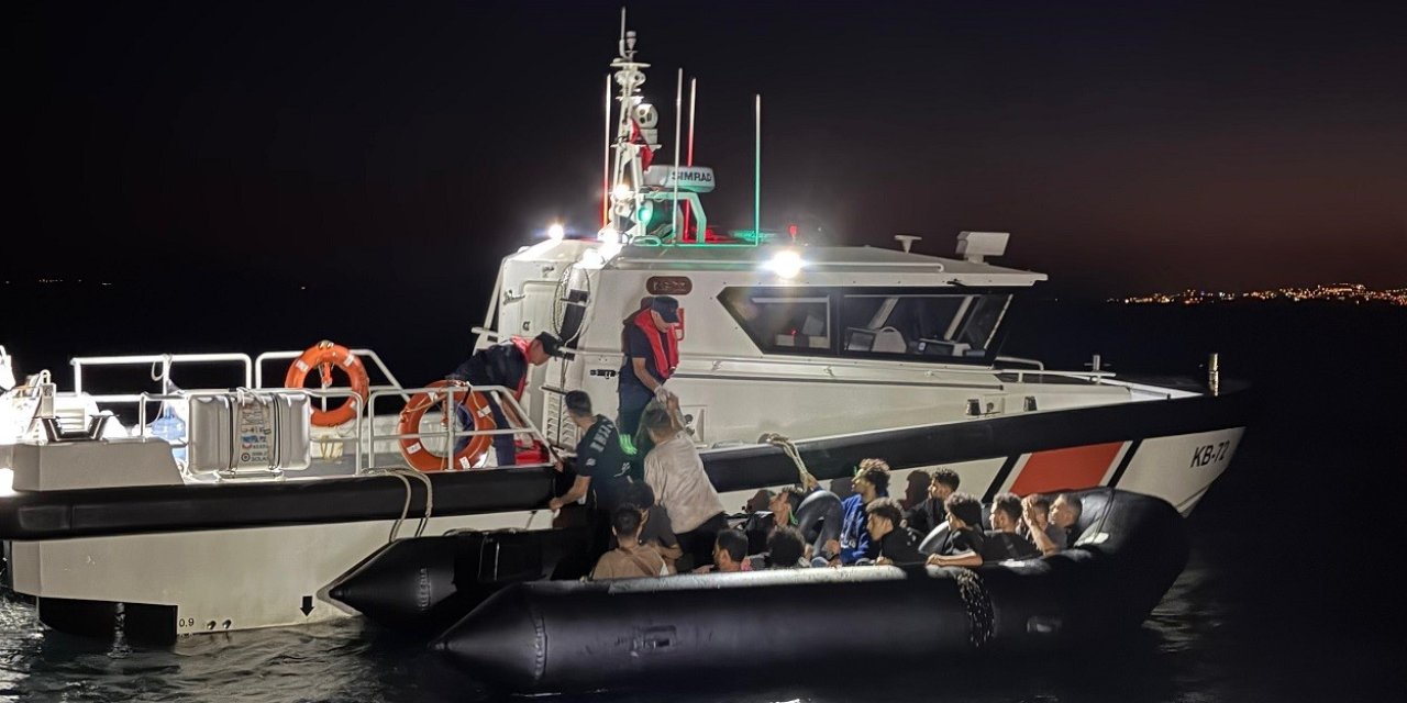 Lastik bottaki 15 düzensiz göçmen yakalandı