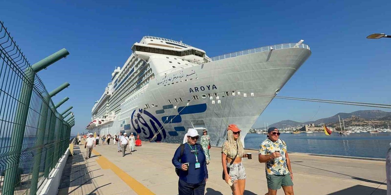 Dev kruvaziyer gemisi yeniden Bodrum’a geldi