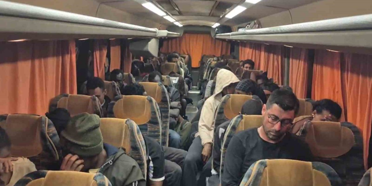 İzmir’de 36 düzensiz göçmen ve 1 göçmen kaçakçısı yakalandı