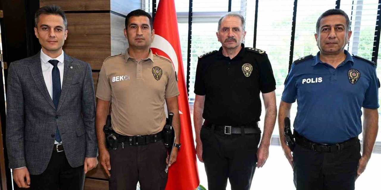 Uşak’ta örnek davranış sergileyen çarşı ve mahalle bekçisine teşekkür belgesi