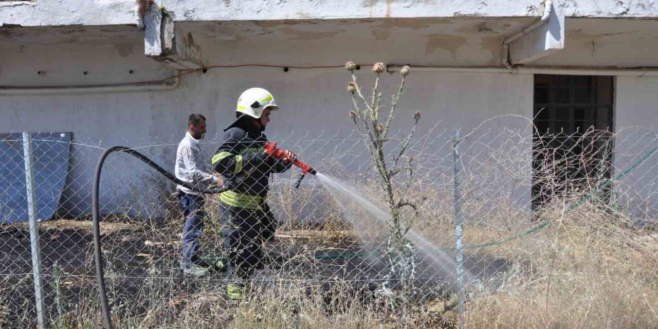 Menteşe’de otel arkasındaki otluk alanda yangın