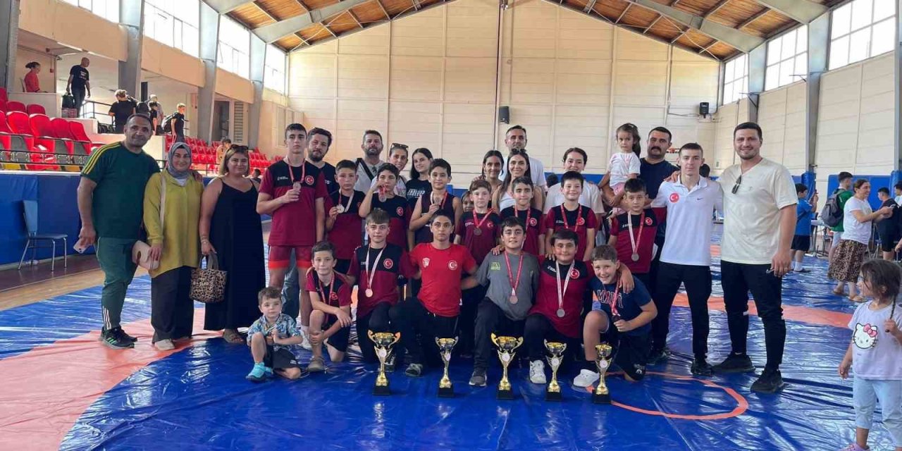 Aliağalı güreşçiler Türkiye şampiyonasına hazır