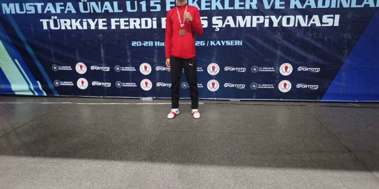 Kütahyalı Boksör Mehmet Turan Delibaş Türkiye üçüncüsü oldu