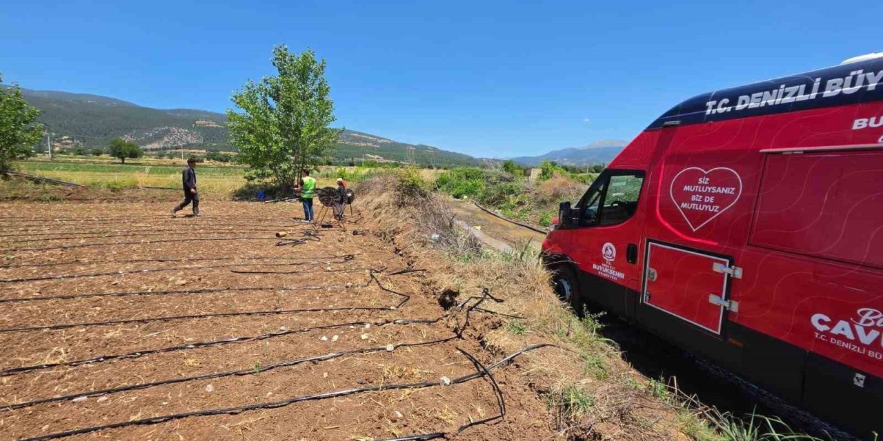 Denizli Büyükşehir tarlalara soğuk su ve limonata ulaştırdı