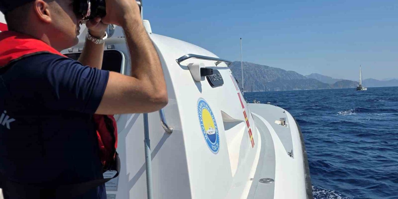 Marmaris açıklarında batan göçmen botunda kayıp 2 kişiyi arama çalışmaları sürüyor