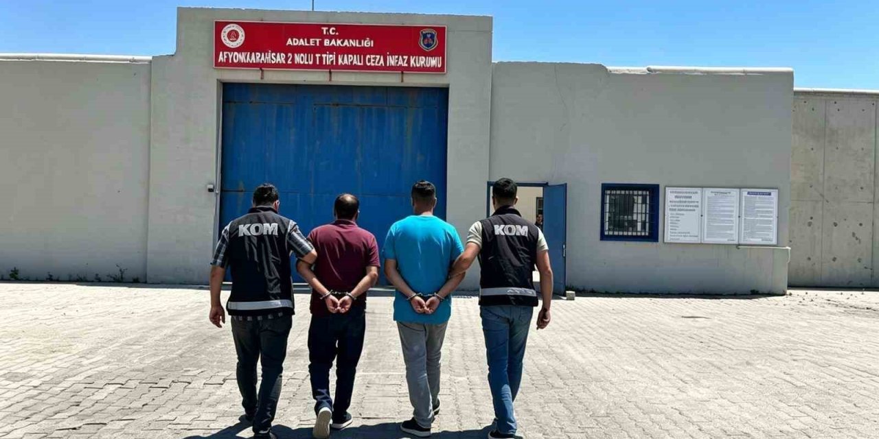 Kaçakçılık suçundan aranan 2 şahsı polis yakaladı