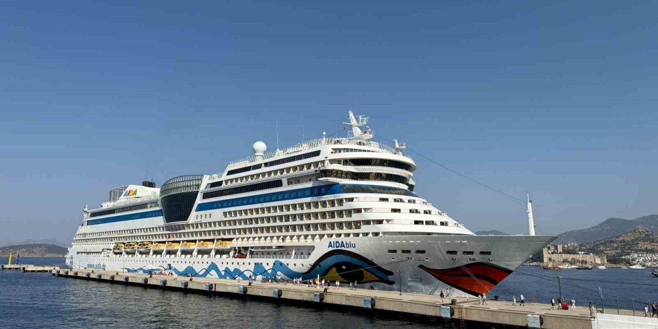 Alman turistleri taşıyan dev kruvaziyer Bodrum’a demirledi
