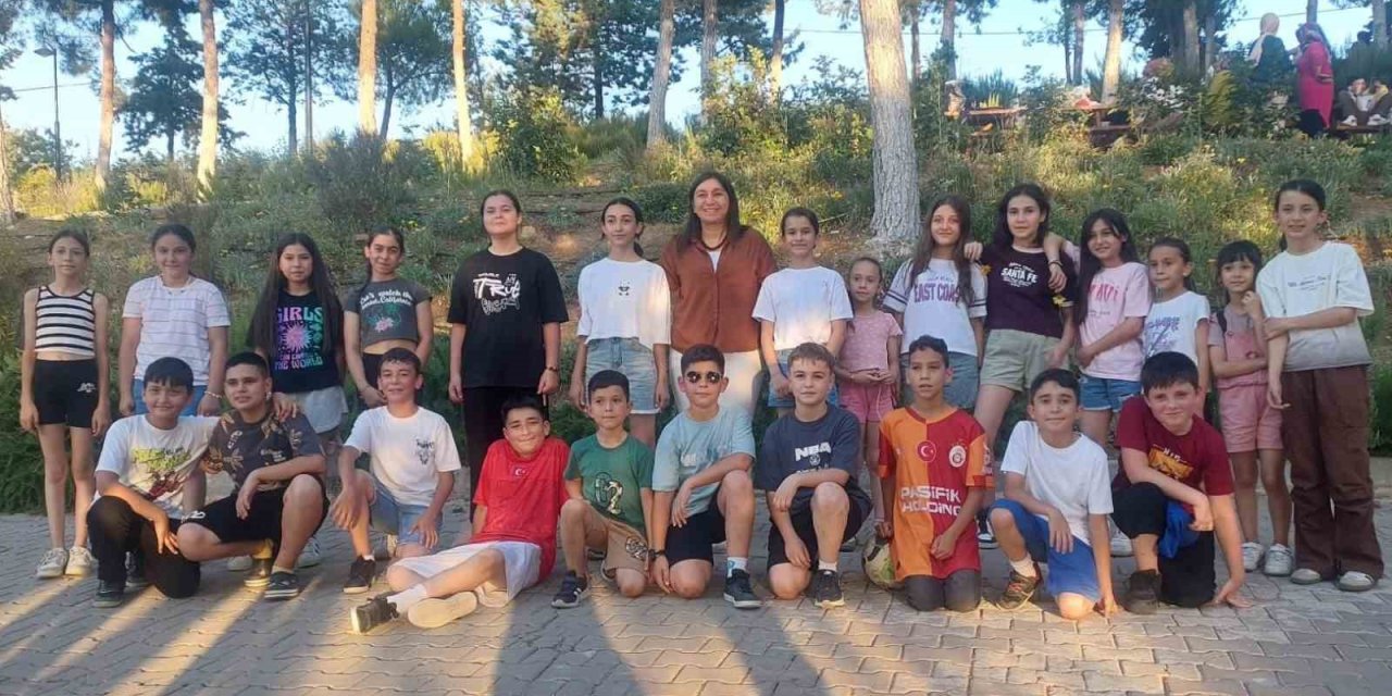 Sarıgöl’de 4 yıl boyunca okuttuğu eski öğrencileriyle buluştu