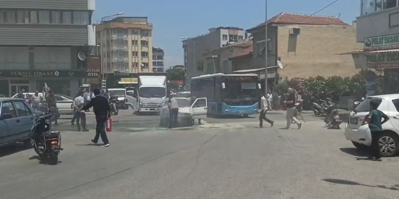 Manisa’da seyir halindeki otomobil alev aldı